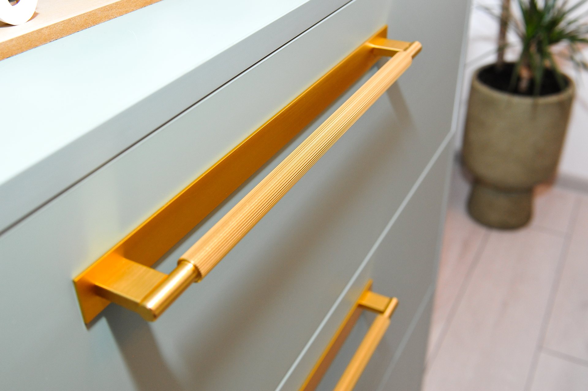 Detaliu de mobilier cu mâner auriu
